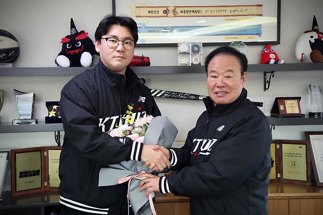 kt wiz와 계약한 장성우(왼쪽) 프로야구 kt wiz는 20일 포수 장성우(왼쪽)와 계약기간 2년, 최대 16억원에 자유계약선수(FA) 계약을 맺었다고 발표했다. 사진은 FA 계약 후 구단 이호식 대표이사와 악수하는 장성우. [kt wiz 제공. 재배포 및 DB 금지]