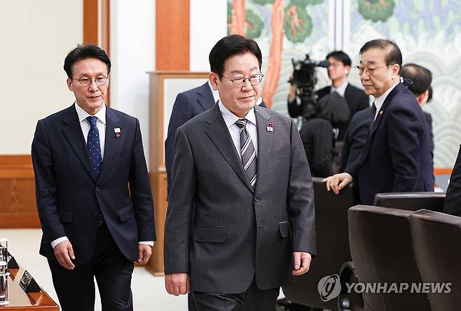 국무회의 입장하는 이재명 대통령 (서울=연합뉴스) 김도훈 기자 = 이재명 대통령이 20일 청와대에서 열린 국무회의에 입장하고 있다. 2026.1.20 [청와대통신사진기자단] superdoo82@yna.co.kr
