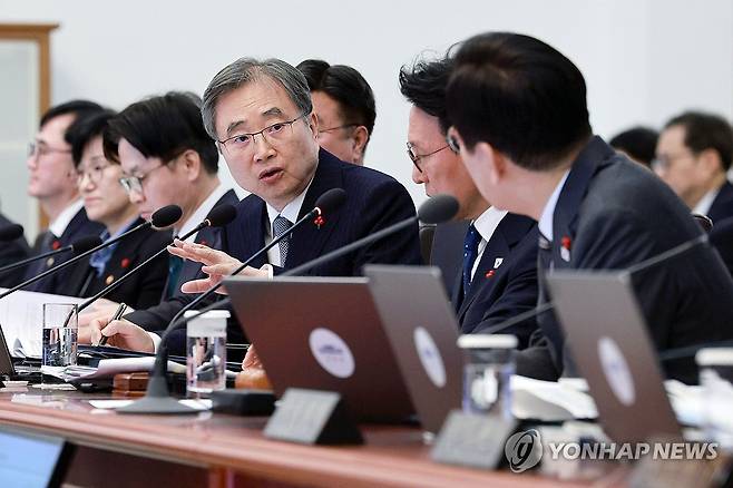 발언하는 조현 외교부 장관 (서울=연합뉴스) 김도훈 기자 = 조현 외교부 장관이 20일 청와대에서 열린 국무회의에서 이재명 대통령의 질문에 답하고 있다. 2026.1.20 [청와대통신사진기자단] superdoo82@yna.co.kr