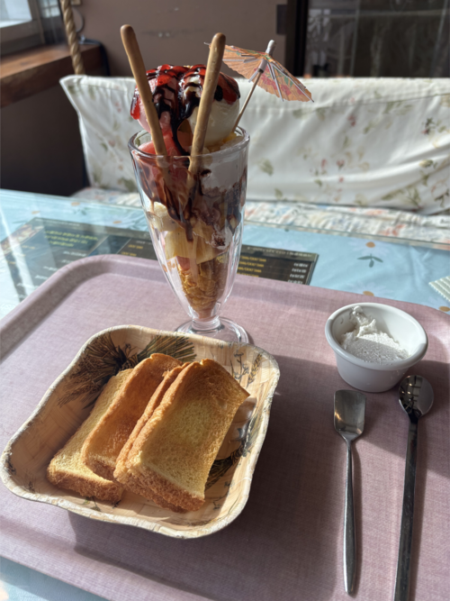 용인시 처인구 김량장동에는 캔모아 용인점이 있다. 사진은 생과일 파르페와 식빵, 생크림.