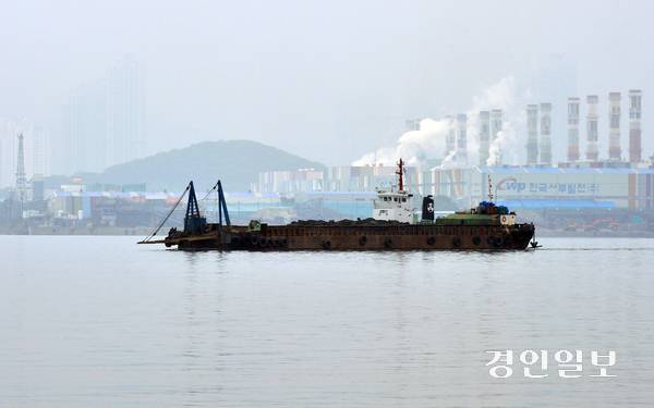 인천 영종~신도 평화도로 건설 공사에 활용됐던 바지선이 침몰한 뒤 2년 넘게 바다 속에 방치돼 있다. 사진은 인천 앞바다의 한 바지선. 기사 내용과 관련 없음. /경인일보 DB