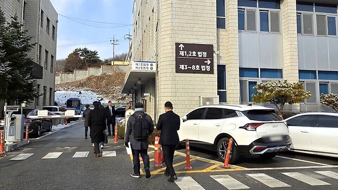 ▲ 성남시의회 정용한(앞 오른쪽) 의원이 지난 19일 재판에 출석하기 위해 수원지법 성남지원 제1호 법정으로 향하고 있다. /김규식 기자 kgs@incheonilbo.com