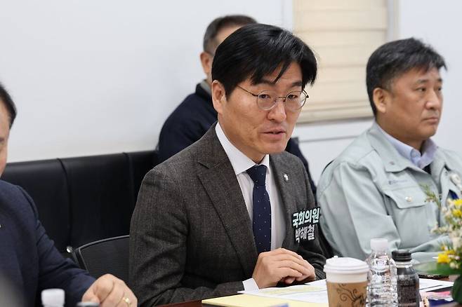 ▲ 21일 더불어민주당 박해철(경기 안산시병) 국회의원이 (사)스마트허브경영자협회 소속 기업인들과 간담회에서 발언하고 있다. /사진제공=박해철 의원실