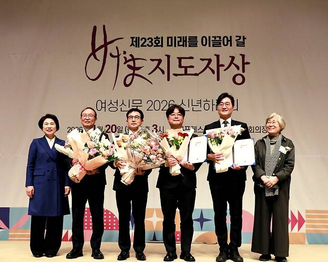 ▲ '2026 올해의 히포시 리더'에 선정된 윤덕룡(왼쪽 세번째) 경기도일자리재단 대표이사.