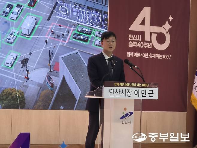 이민근 안산시장이 21일 시청 대회의실에서 시 승격 40주년 기념 기자회견을 하고 있다. 이태호기자