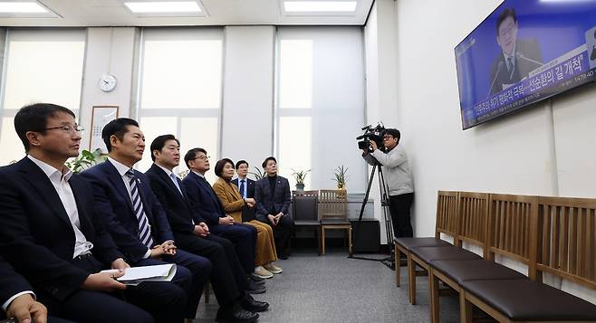 더불어민주당 정청래 대표와 한병도 원내대표를 비롯한 당 지도부가 21일 국회에서 이재명 대통령의 신년 기자회견을 시청하고 있다. / 연합뉴스