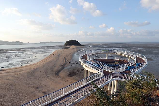 옹진군이 지난해 12월 30일 준공식을 가진 선재도 공중산책로 전경.