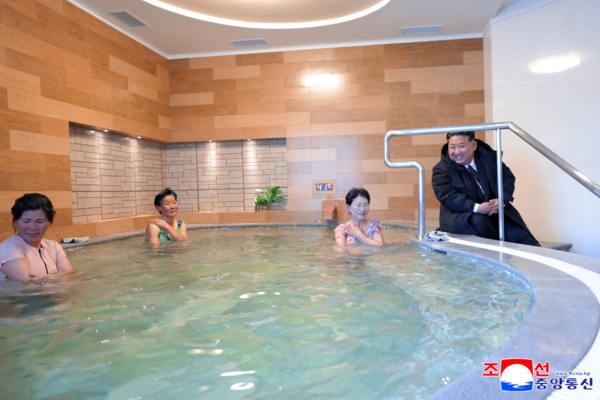 김정은 북한 국무위원장이 지난 20일 과거 운영 실태를 신랄하게 질타했던 함경북도 경성군 온포근로자휴양소 준공식에 참석해 리모델링 성과를 칭찬했다고 조선중앙통신이 21일 보도했다. 연합뉴스