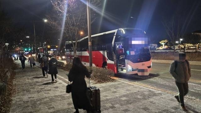 국민연금공단 직원들이 금요일 저녁 퇴근 후 셔틀버스를 타러 이동하고 있다. 사진=김경수 기자