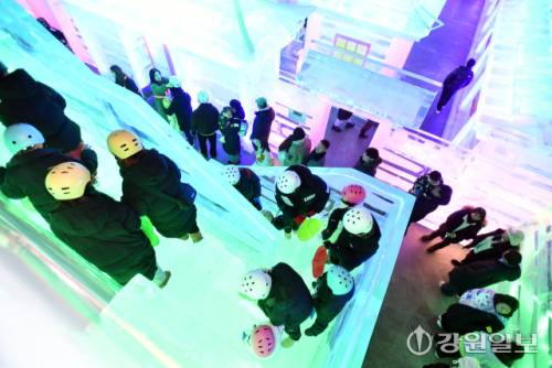 ◇화천 세계 최대 실내얼음조각광장에 조성된 80m 길이의 대형 얼음 미끄럼틀을 체험하기 위해 긴 줄을 서는 모습이 연일 이어지고 있다.