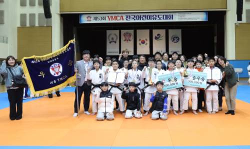 ◇사북초 유도부가 2024년 YMCA 전국 어린이 유도대회에서 메달을 휩쓴데 이어 지난해 ‘2025 강원특별자치도 회장기 및 제54회 전국유소년체육대회 2차 선발전’에서 전 체급을 석권하는 대기록을 세우며 전국 최고의 유도 명문으로 거듭나고 있다. 사진은 지난해 YMCA 전국어린이유도대회 수상 모습.