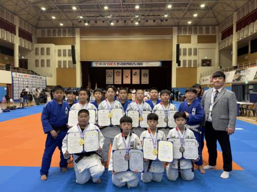 ◇사북초 유도부가 2024년 YMCA 전국 어린이 유도대회에서 메달을 휩쓴데 이어 지난해 ‘2025 강원특별자치도 회장기 및 제54회 전국유소년체육대회 2차 선발전’에서 전 체급을 석권하는 대기록을 세우며 전국 최고의 유도 명문으로 거듭나고 있다. 사진은 지난해 YMCA 전국어린이유도대회 수상 모습.