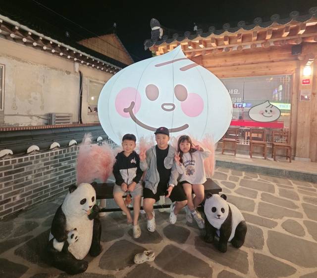 지난해 9월 경주에 여행 갔다 들른 황리단길의 한 만두집 앞마당. (왼쪽부터)막내 도진, 첫째 도윤, 둘째 채린. 윤소희 씨 제공