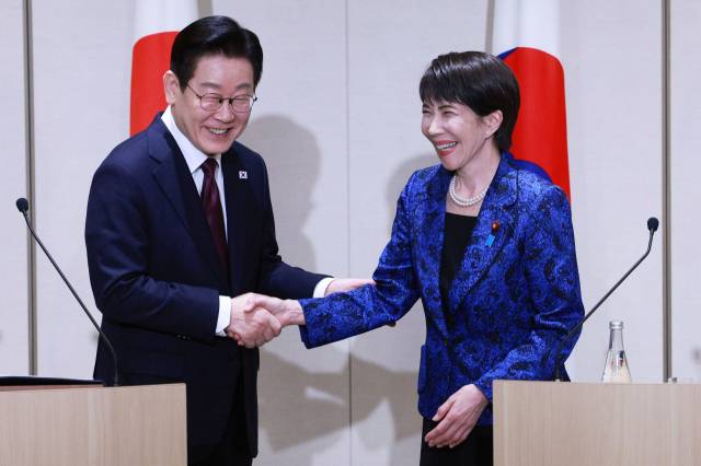 이재명 대통령과 다카이치 사나에 일본 총리가 지난 13일 일본 나라현 정상회담장에서 공동언론발표 후 악수를 하고 있다. 연합뉴스