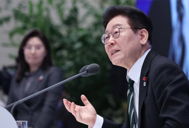 이재명 대통령이 21일 청와대 영빈관에서 열린 신년기자회견에서 발언하고 있다. 연합뉴스