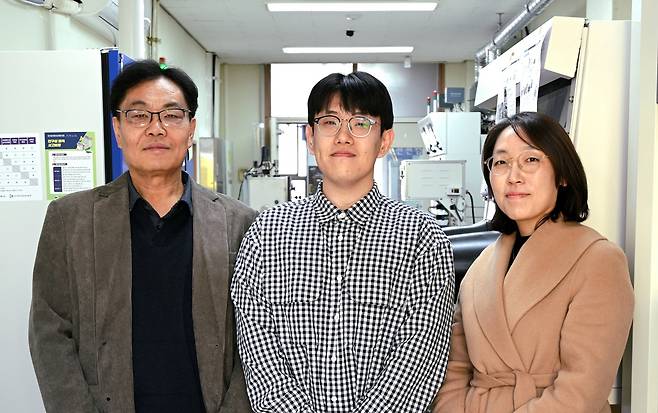 (왼쪽부터) 정수환 교수, 조효종 박사과정생, 도윤선 교수./경북대 제공