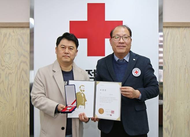 이준영 대구고등검찰청 행정관(왼쪽)이 ‘적십자 회원유공장 금장’을 수상한 뒤 기념 촬영을 하고 있다. /대한적십자사 대구지사 제공