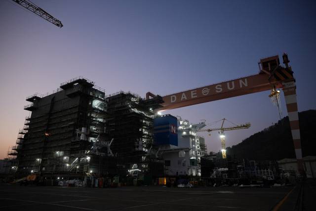 거주구 블록 첫 납품을 기념하는 점등식. 대선조선 제공