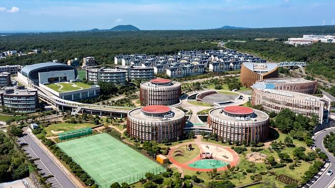 제주영어교육도시 내에 있는 캐나다 명문 사학인 브랭섬홀 아시아(Branksome Hall Asia) 캠퍼스 전경. 브랭섬홀 아시아(BHA)는 과거 여자 국제학교였지만, 2023년부터 유치원부터 고등학교까지 전 학년 남학생 입학이 가능하다.