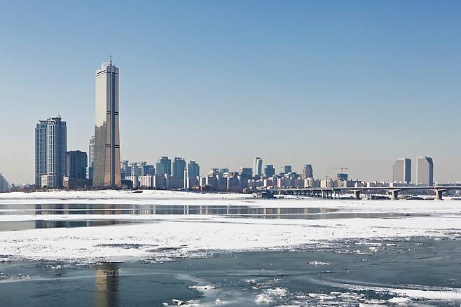 예전에는 계절마다 경계해야 할 질병이 비교적 분명했지만 지금은 사계절 내내 모든 위험이 겹쳐 있다. 사진은 독자 이해를 돕기 위한 이미지. (사진 클립아트코리아)/뉴스펭귄