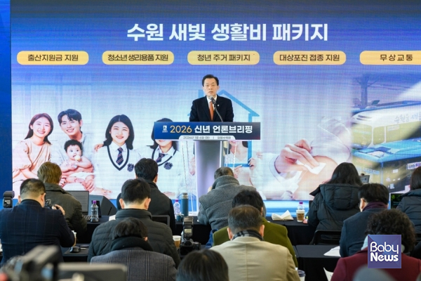 지난 6일 수원시 신년 브리핑에서 이재준 수원특례시장이 새빛 생활비 패키지에 대한 설명을 하고 있다. ⓒ수원시
