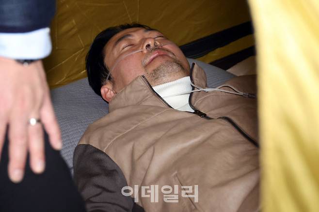 [이데일리 노진환 기자] 통일교 및 공천헌금 특검 수용을 촉구하며 7일째 단식을 이어가고 있는 장동혁 국민의힘 대표가 21일 서울 여의도 국회 로텐더홀에 마련된 농성장을 찾은 이준석 개혁신당 대표와 대화 후 자리에 눕고 있다.