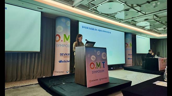 가정의학과 전문의 김소연 원장이 최근 열린 'OMT 심포지엄' 에서 웰체크 기반의 일만사 운영 성공 사례와 실전 노하우를 공유하고 있다 | 출처: 하이닥