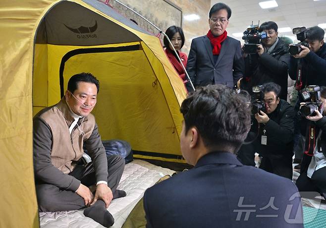 이준석 개혁신당 대표가 21일 오전 국회 로텐더홀에서 단식 7일차인 장동혁 국민의힘 대표를 방문하고 있다. (공동취재) 2026.1.21/뉴스1 ⓒ News1 신웅수 기자