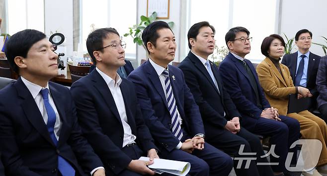 더불어민주당 정청래 대표와 한병도 원내대표를 비롯한 지도부가 21일 서울 여의도 국회 당대표실에서 이재명 대통령 신년 기자회견 생중계를 지켜보고 있다. 2026.1.21/뉴스1 ⓒ News1 국회사진기자단