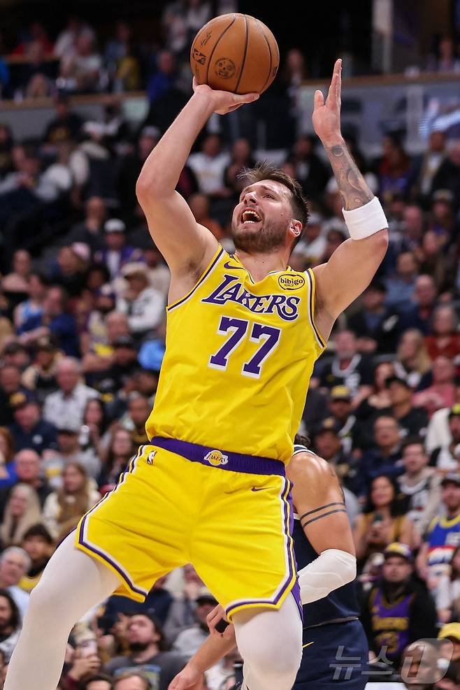 LA 레이커스의 루카 돈치치는 21일(한국시간) 미국 콜로라도주 덴버에서 열린 덴버 너기츠와 2025-26 NBA 정규리그 원정 경기에서 38점 13리바운드 10어시스트로 트리플더블을 달성했다. ⓒ AFP=뉴스1
