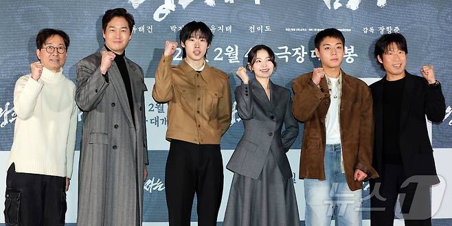 장항준 감독(왼쪽부터), 배우 유지태, 김민, 전미도, 박지훈, 유해진이 21일 오후 서울 강남구 코엑스 메가박스점에서 열린 영화 ‘왕과 사는 남자’ 기자간담회에서 포즈를 취하고 있다. '왕과 사는 남자'는 1457년 청령포, 마을의 부흥을 위해 유배지를 자처한 촌장과 왕위에서 쫓겨나 유배된 어린 선왕의 이야기로, 내달 4일 개봉한다. 2026.1.21/뉴스1 ⓒ News1 김진환 기자