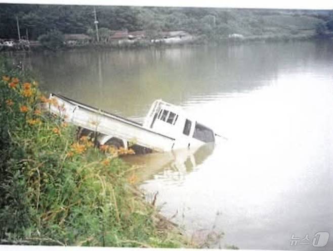 지난 2003년 전남 진도군 명금저수지(현재 송정저수지)에 추락한 사고 차량이 인양되는 모습. 2026.1.19/뉴스1 ⓒ News1 최성국 기자