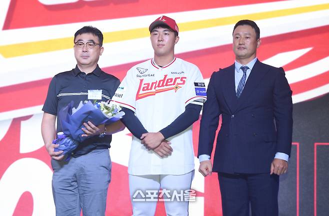 대구고 김민준이 17일 서울 송파구 롯데호텔 월드에서 열린 2026 KBO 리그 신인드래프트에서 SSG에 지명된 후 기념촬영을 하고 있다. 사진 | 최승섭 기자 thunder@sportsseoul.com