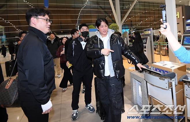 황재균이 준비한 간식 선물에 감동한 장성우.