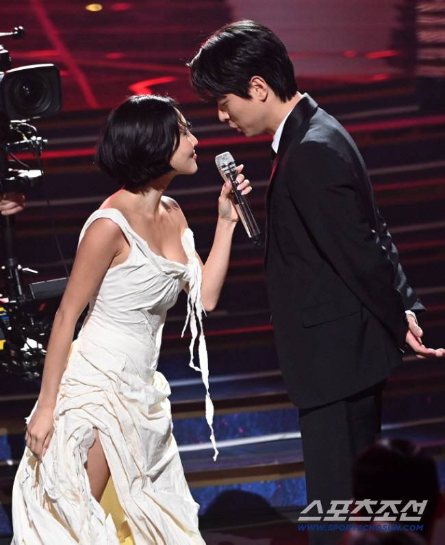 지난해 청룡영화상에서 '굿 굿바이' 무대를 꾸민 화사(왼쪽), 박정민. 스포츠조선DB