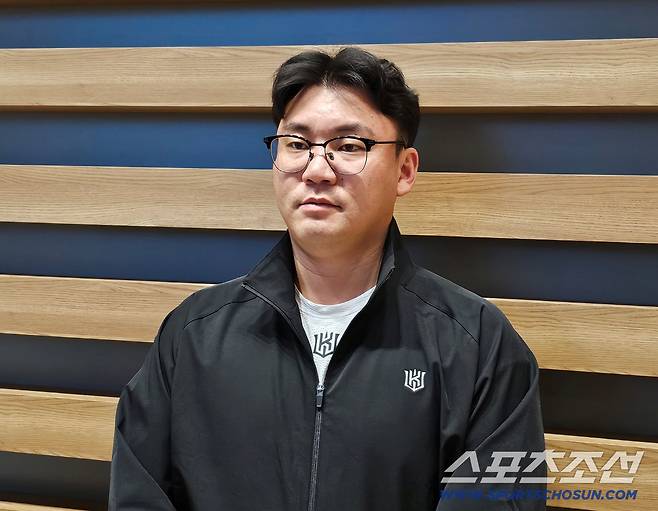 인천공항 인터뷰에 임한 장성우. 김영록 기자