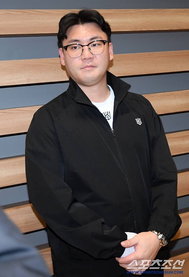 KT 위즈 선수단이 21일 인천국제공항을 통해 스프링캠프가 열리는 호주로 출국했다. 장성우가 인터뷰를 하고 있다. 인천공항=박재만 기자 pjm@sportschosun.com/2026.01.21/