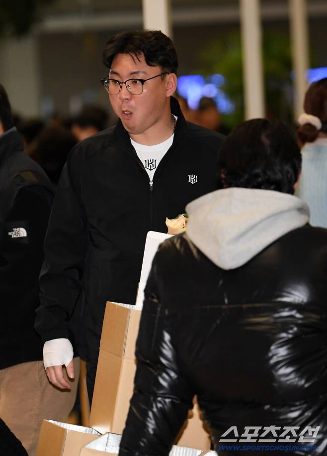 KT 위즈 선수단이 21일 인천국제공항을 통해 스프링캠프가 열리는 호주로 출국했다. 장성우가 출국장으로 향하고 있다. 인천공항=박재만 기자 pjm@sportschosun.com/2026.01.21/