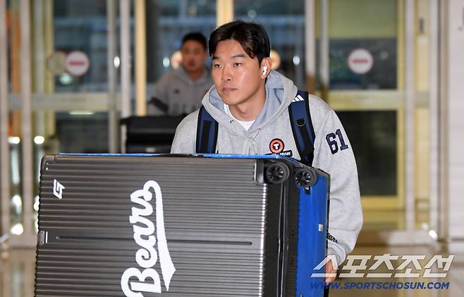 두산 베어스 선수단이 18일 인천국제공항을 통해 스프링캠프가 열리는 호주로 출국했다. 최원준이 출국장으로 향하고 있다. 인천공항=박재만 기자 pjm@sportschosun.com/2026.01.18/