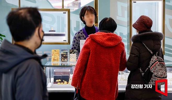 금값이 고공행진하며 골드바 품귀현상이 벌어지고 있는 가운데, 한 시민이 서울 종로구 한국금거래소 종로본점을 찾은 고객이 골드바 구매 문의하는 모습. 강진형 기자