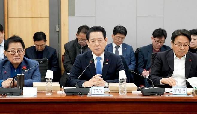 김영록 전라남도지사가 21일 서울 국회의원회관에서 열린 광주·전남 행정통합 특별법 검토 제2차 조찬 간담회에서 지역 국회의원들과 특별법에 대해 논의하고 있다. 전남도 제공