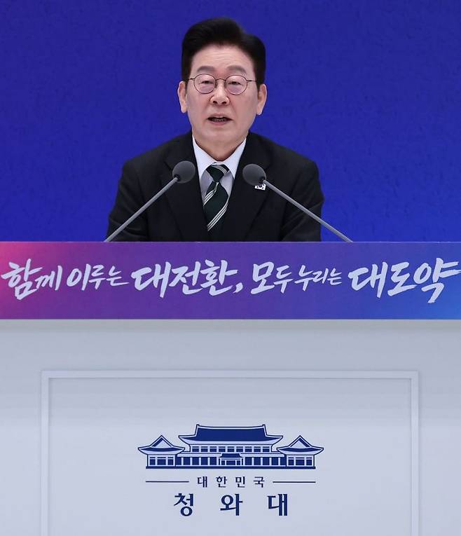 이재명 대통령이 21일 청와대 영빈관에서 열린 신년기자회견에서 취재진 질문에 답하고 있다. 연합뉴스