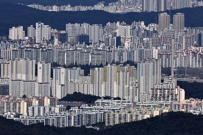 주택도시보증공사(HUG)가 보증한 법인 임대보증금의 보증 사고액과 HUG가 대신 갚아준 보증금(대위변제액)이 지난해 역대 최고치를 경신한 것으로 나타났다. 사진은 경기 광주시 남한산성에서 내려다본 서울의 아파트 단지 모습./뉴스1