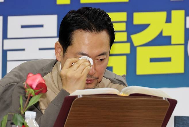 당원들의 응원을 받으며 눈시울을 붉힌 국민의힘 장동혁 대표가 21일 서울 여의도 국회 로텐더홀 단식 농성장에서 눈물을 닦고 있다. 통일교·공천헌금 관련 '쌍특검' 수용을 요구하며 단식에 들어간 장 대표는 이날로 단식 7일 차를 맞았다. /연합뉴스