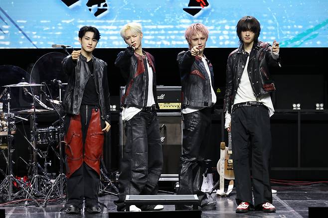 그룹 에이엠피(AxMxP)가 21일 서울 서대문구 예스24 원더로크홀에서 열린 첫 미니앨범 'Amplify My Way' 발매 기념 쇼케이스에서 포즈를 취하고 있다. /연합뉴스