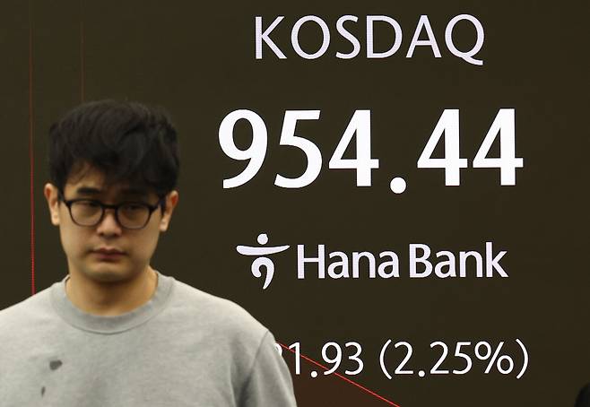 그린란드 사태 충격으로 미국 증시가 일제히 급락한 21일 오전 서울 중구 하나은행 본점 딜링룸 전광판에 코스닥 지수가 표시되어 있다. /뉴스1