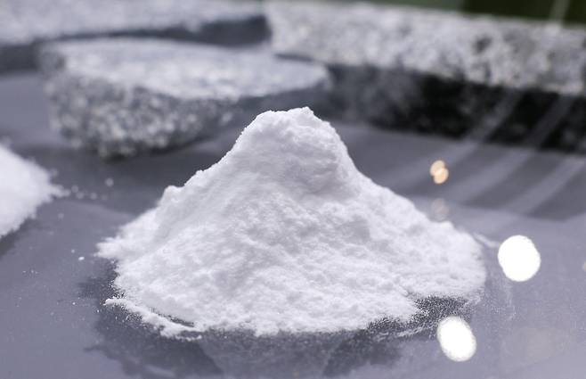 중국 상하이에서 열린 제8회 중국국제수입박람회(CIIE)에 전시된 탄산리튬. / 로이터