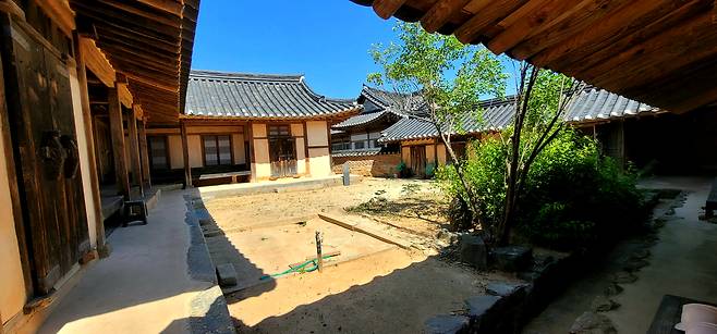 국가민속문화유산 제196호 윤보선 대통령 생가(입구와 사랑채). 아산시 제공