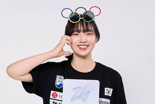 2026 밀라노-코르티나담페초 겨울올림픽에서 스노보드 빅에어 메달 획득에 도전하는 유승은이 ‘볼 하트’를 하고 있다. 대한스키·스노보드협회 제공