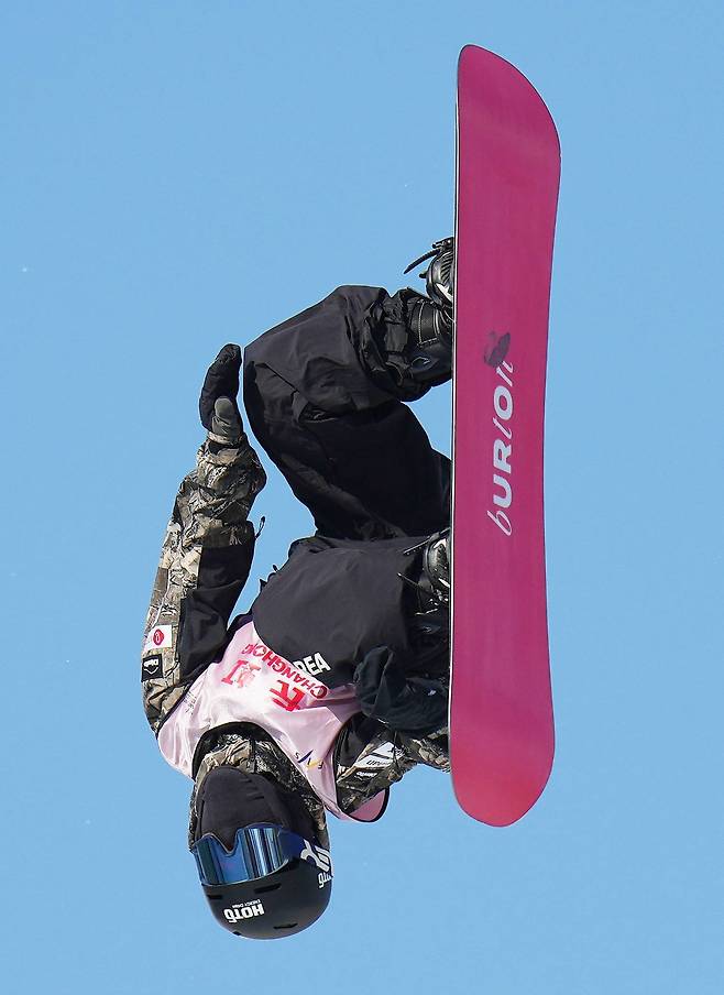 고교생 스노보더 유승은이 지난해 12월 5일 중국 베이징 2025 국제스키·스노보드연맹(FIS) 스노보드 월드컵 빅에어 여자부 예선에서 공중 연기를 펼치고 있다. 2026 밀라노-코르티나담페초 겨울올림픽 출전을 앞둔 유승은은 비장의 무기인 ‘백사이드 1440도’를 반복 연습하고 있다. 베이징=AP 뉴시스